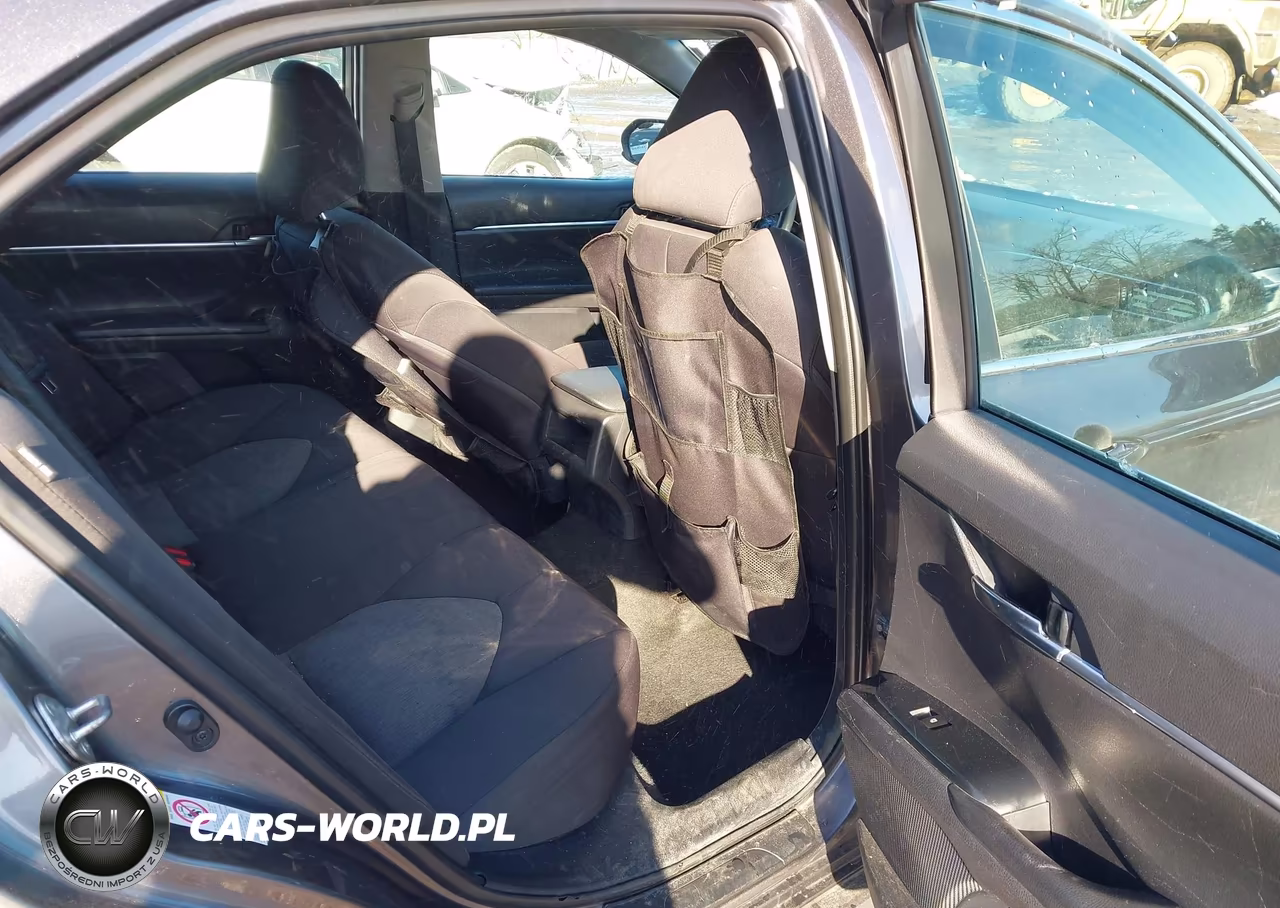 2018 Toyota Camry Le VIN:4T1B11HK9JU533827 - 8