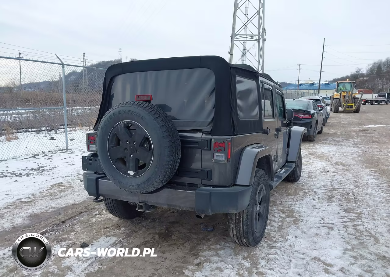 2017 Jeep Wrangler Unlimited Sahara 4X4 VIN:1C4HJWEG3HL543507 - 4