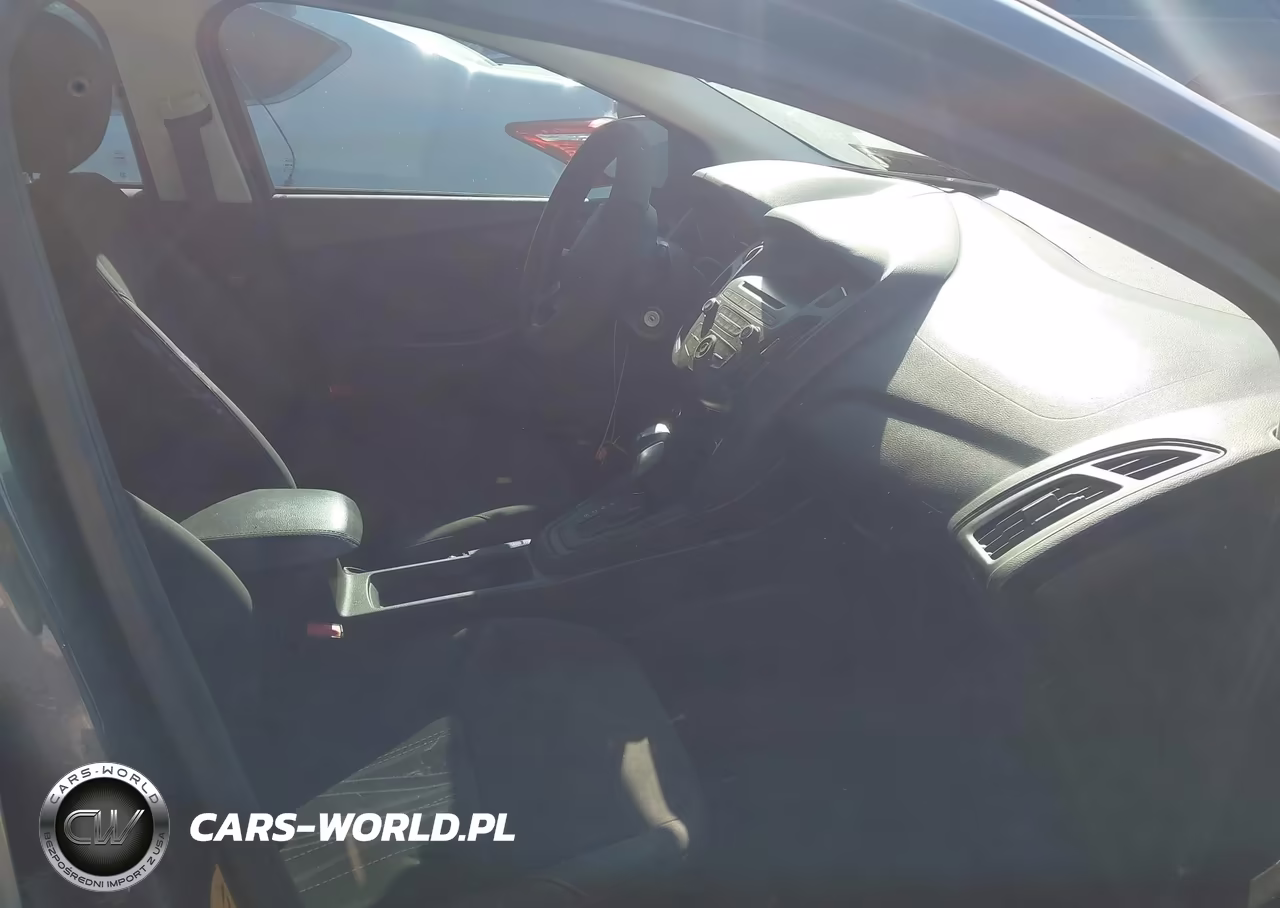 2015 Ford Focus Se VIN:1FADP3K28FL334206 - 5