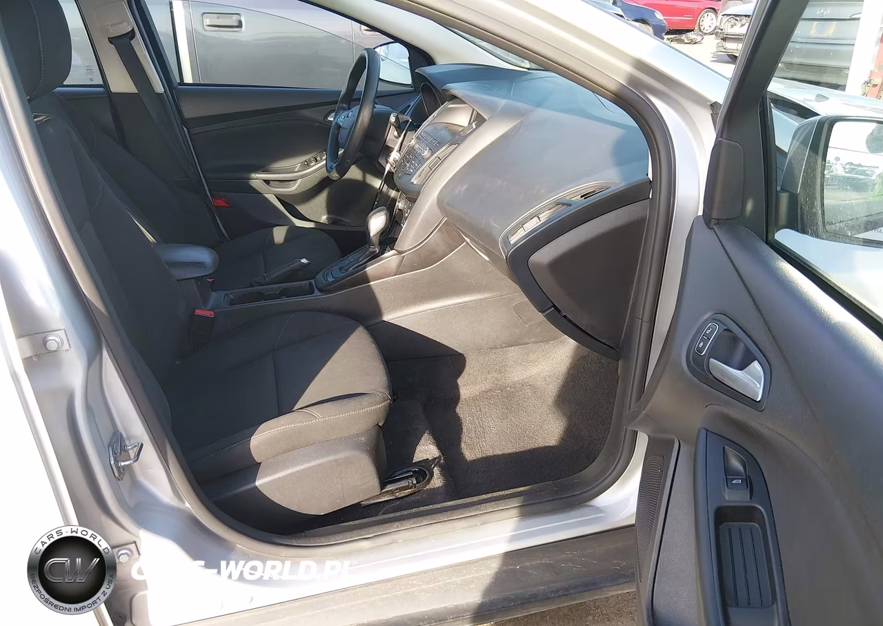 2018 Ford Focus Se VIN:1FADP3K21JL291336 - 5