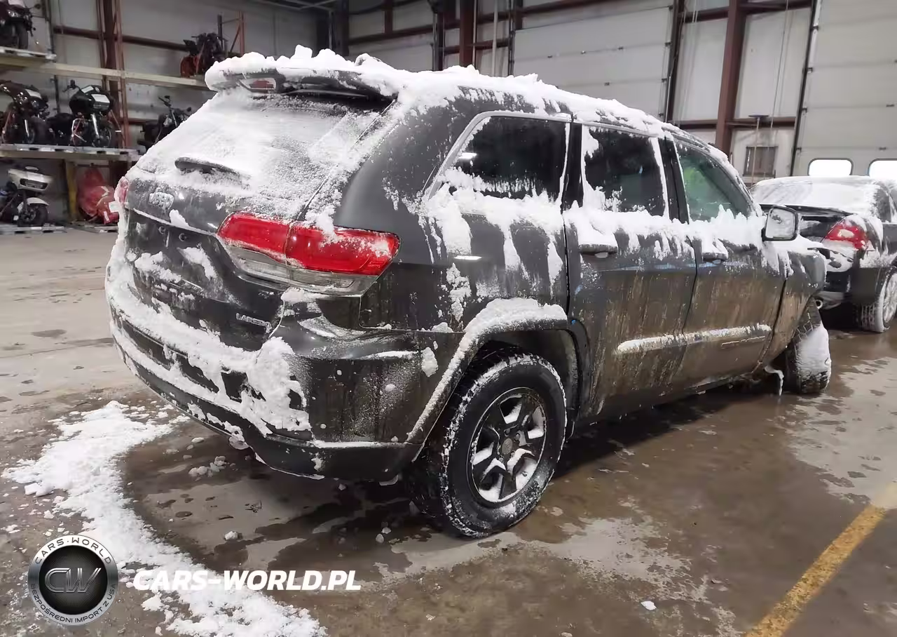 2017 Jeep Grand Cherokee Laredo 4X4 VIN:1C4RJFAG8HC889627 - 4