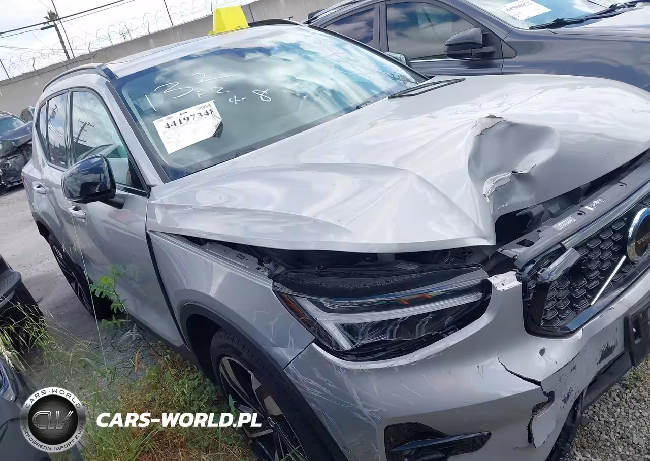 2024 Volvo Xc40 B5 Plus Dark Theme