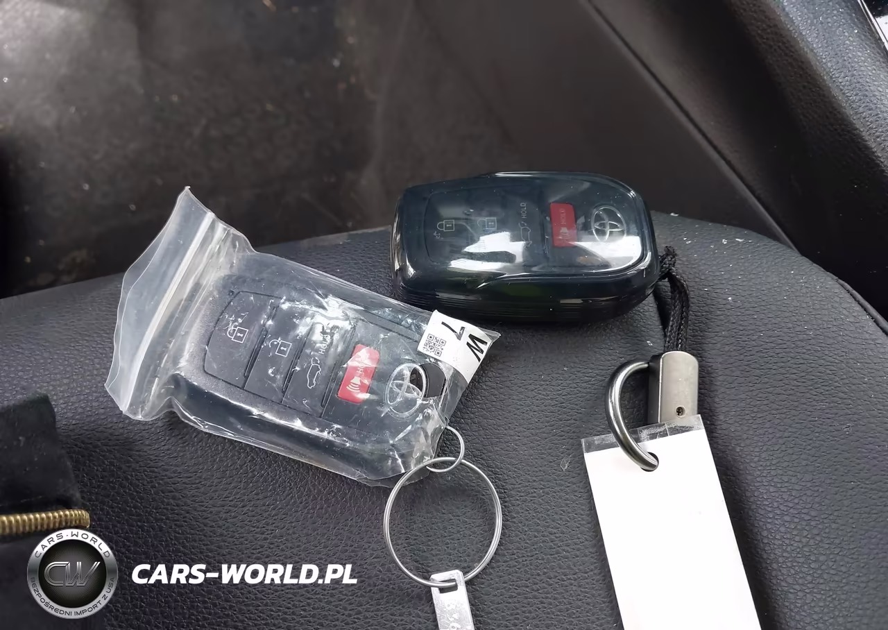 2025 Toyota Corolla Cross Xle VIN:7MUDAABG9SV129729 - 11