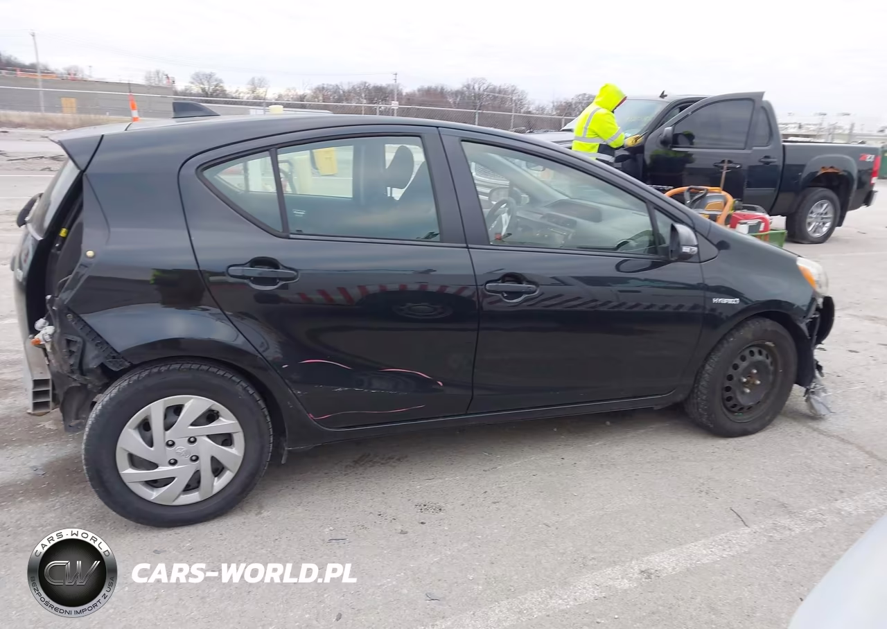 2015 Toyota Prius C Three VIN:JTDKDTB37F1102842 - 13