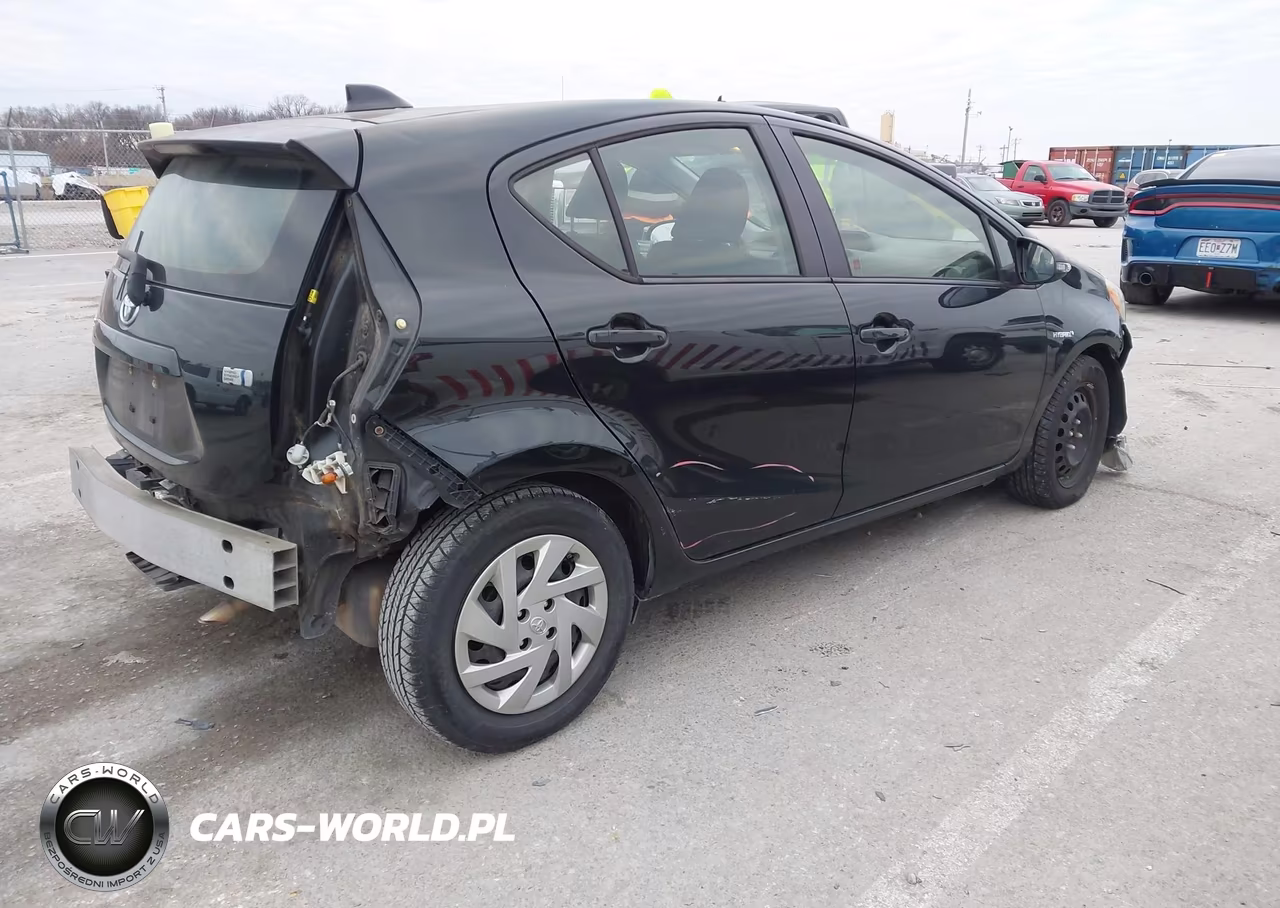 2015 Toyota Prius C Three VIN:JTDKDTB37F1102842 - 4