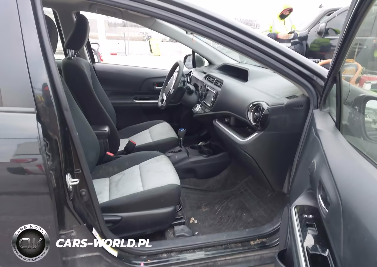 2015 Toyota Prius C Three VIN:JTDKDTB37F1102842 - 5