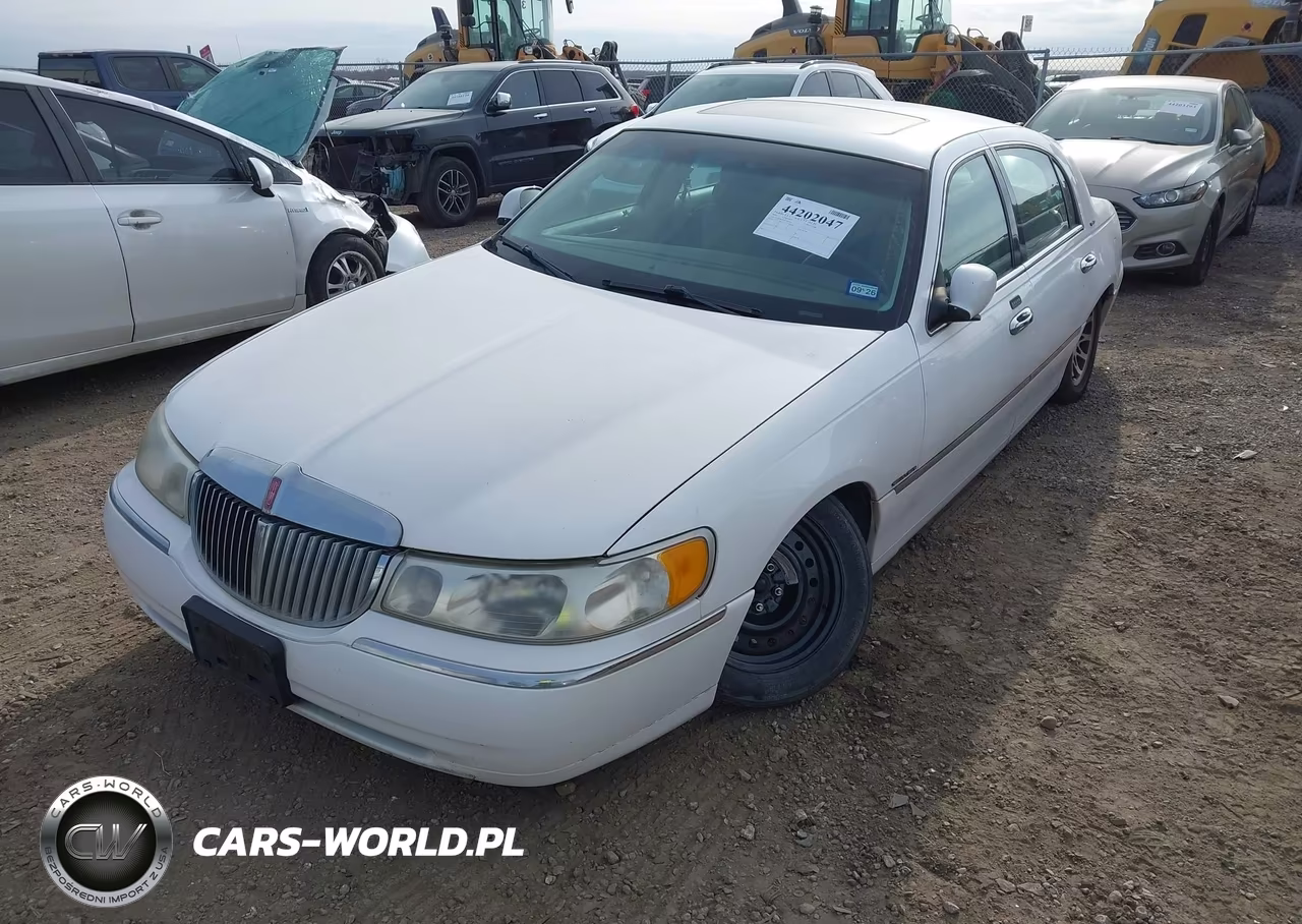 2000 Lincoln Town Car Signature VIN:1LNHM82W8YY901892 - 2