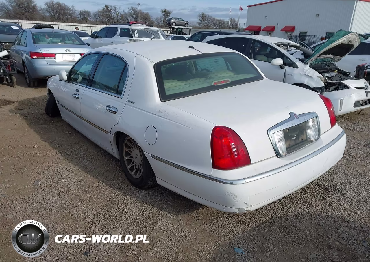 2000 Lincoln Town Car Signature VIN:1LNHM82W8YY901892 - 3