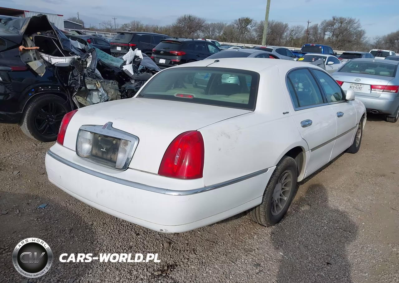 2000 Lincoln Town Car Signature VIN:1LNHM82W8YY901892 - 4