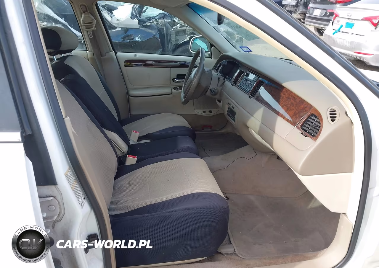 2000 Lincoln Town Car Signature VIN:1LNHM82W8YY901892 - 5