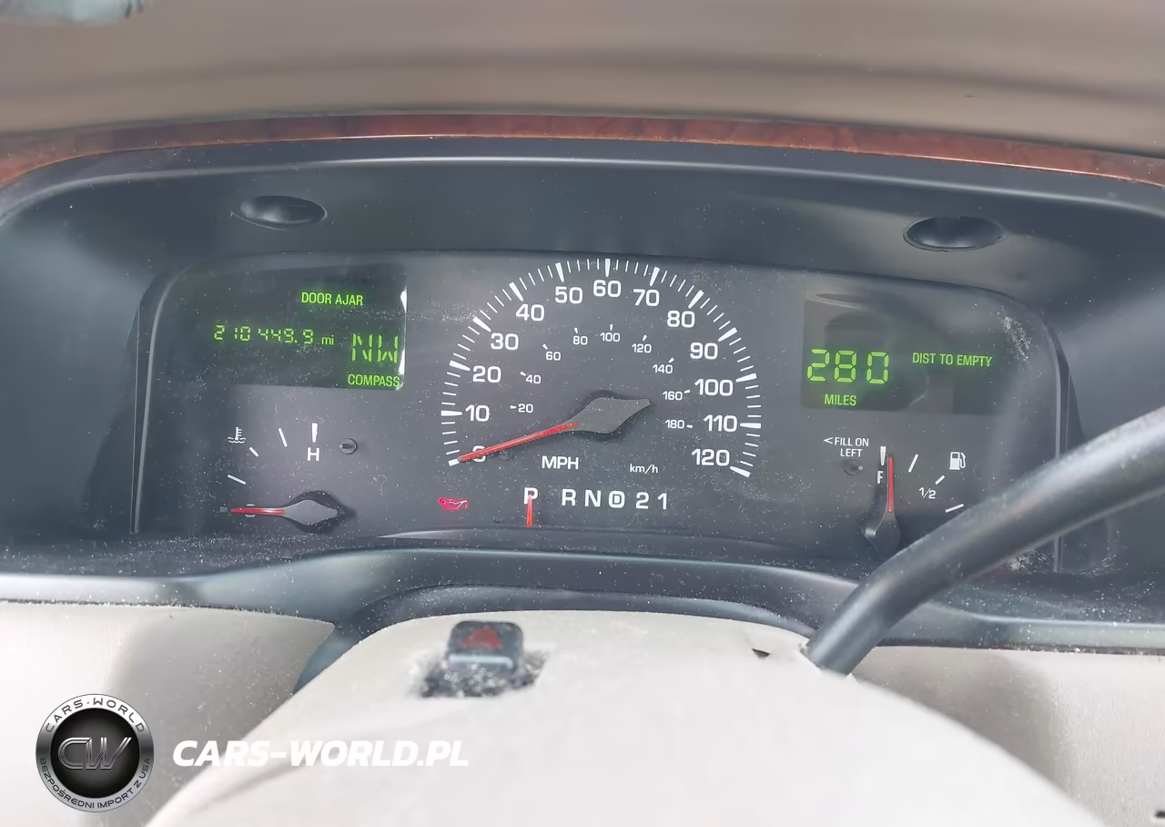 2000 Lincoln Town Car Signature VIN:1LNHM82W8YY901892 - 7