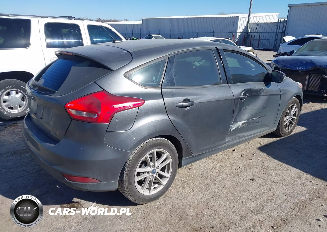 2018 Ford Focus Se VIN:1FADP3K27JL278087 - 4