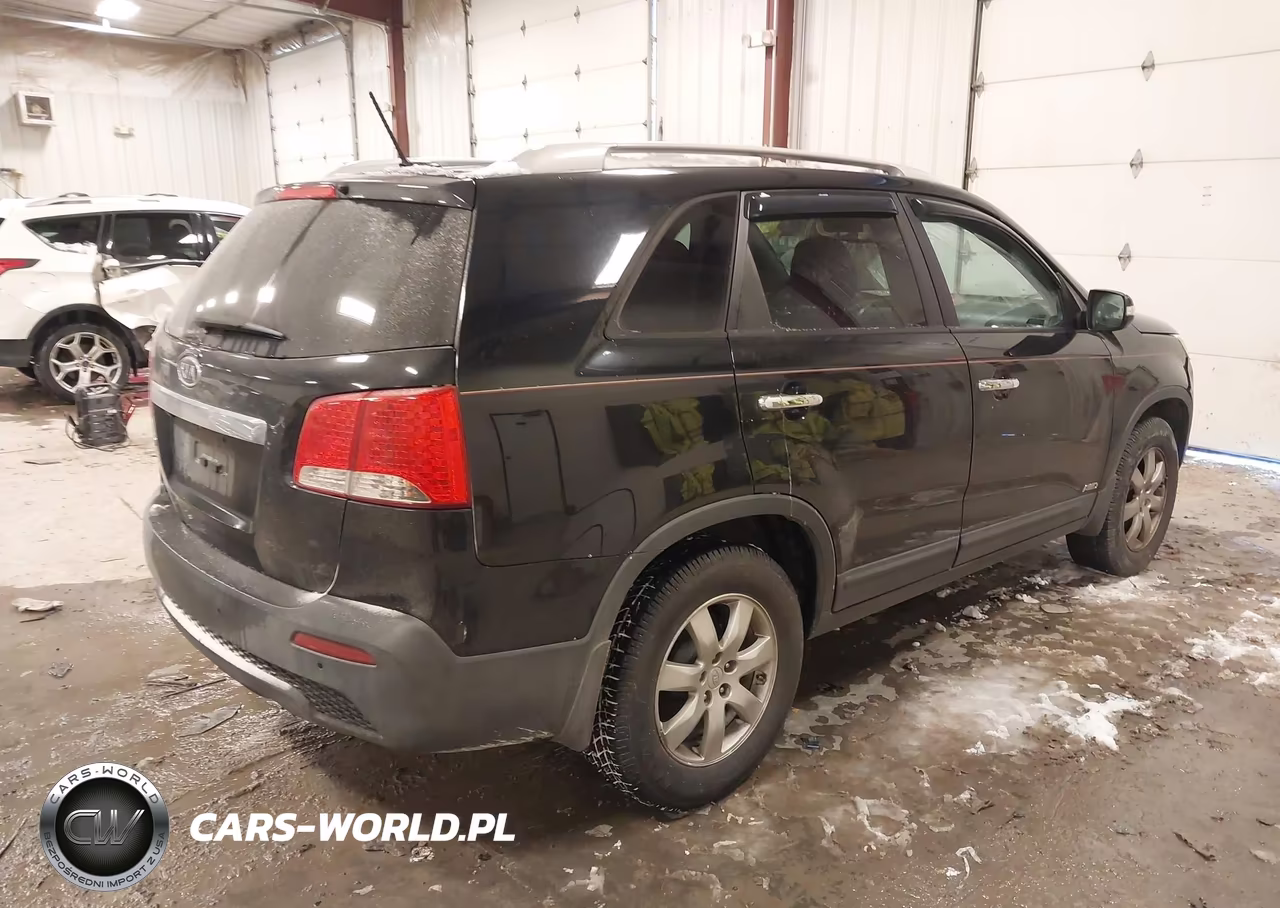2011 Kia Sorento Lx VIN:5XYKTCA19BG112074 - 4