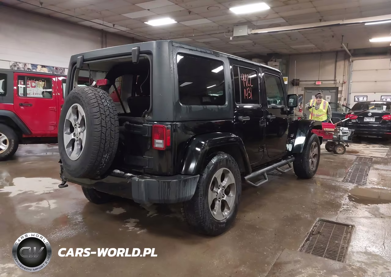 2016 Jeep Wrangler Unlimited Sahara VIN:1C4BJWEGXGL128429 - 4