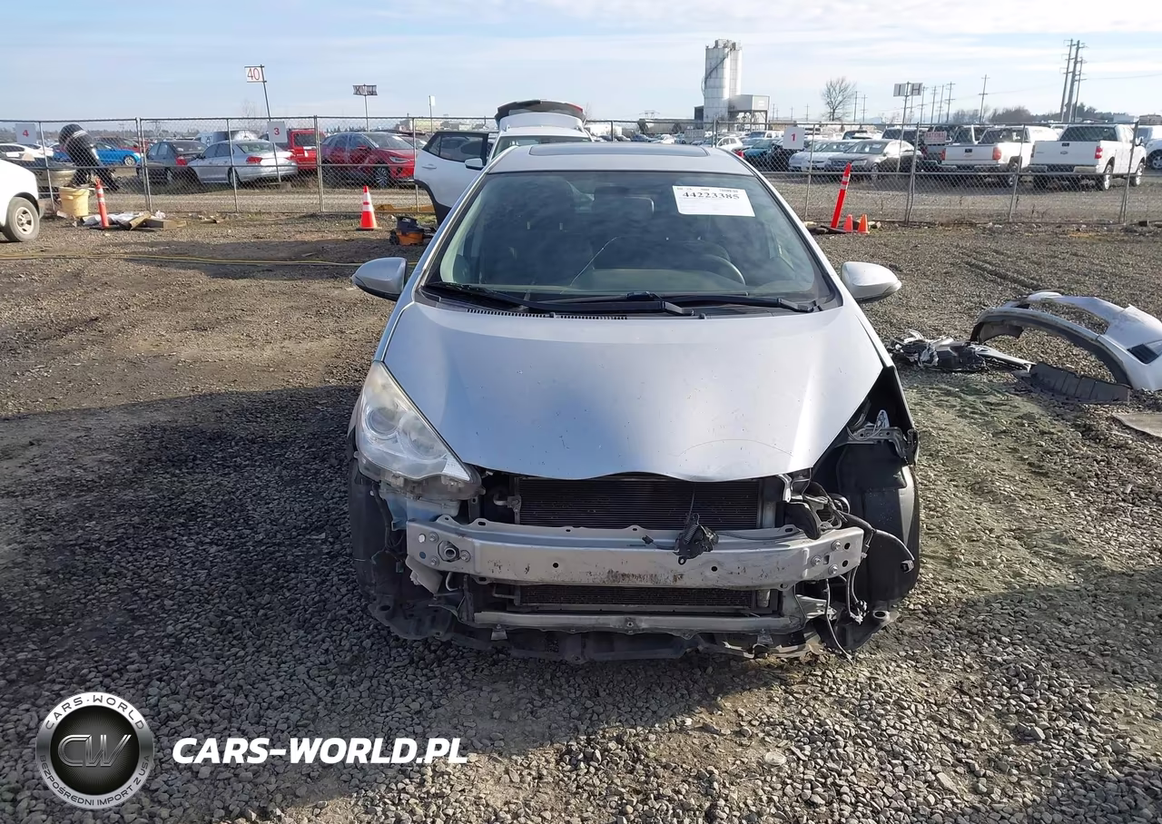 2013 Toyota Prius C Three VIN:JTDKDTB33D1036285 - 13