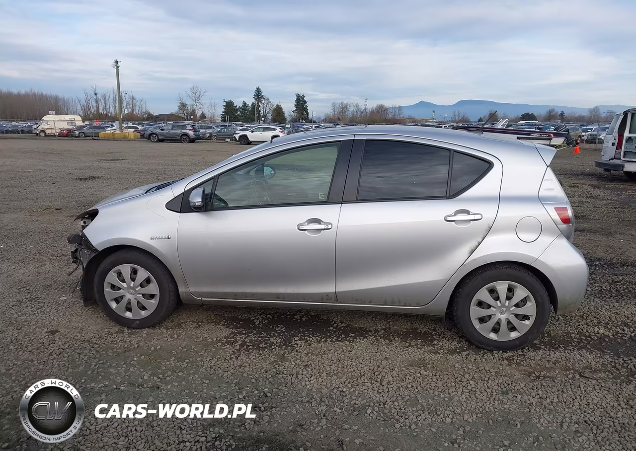 2013 Toyota Prius C Three VIN:JTDKDTB33D1036285 - 15