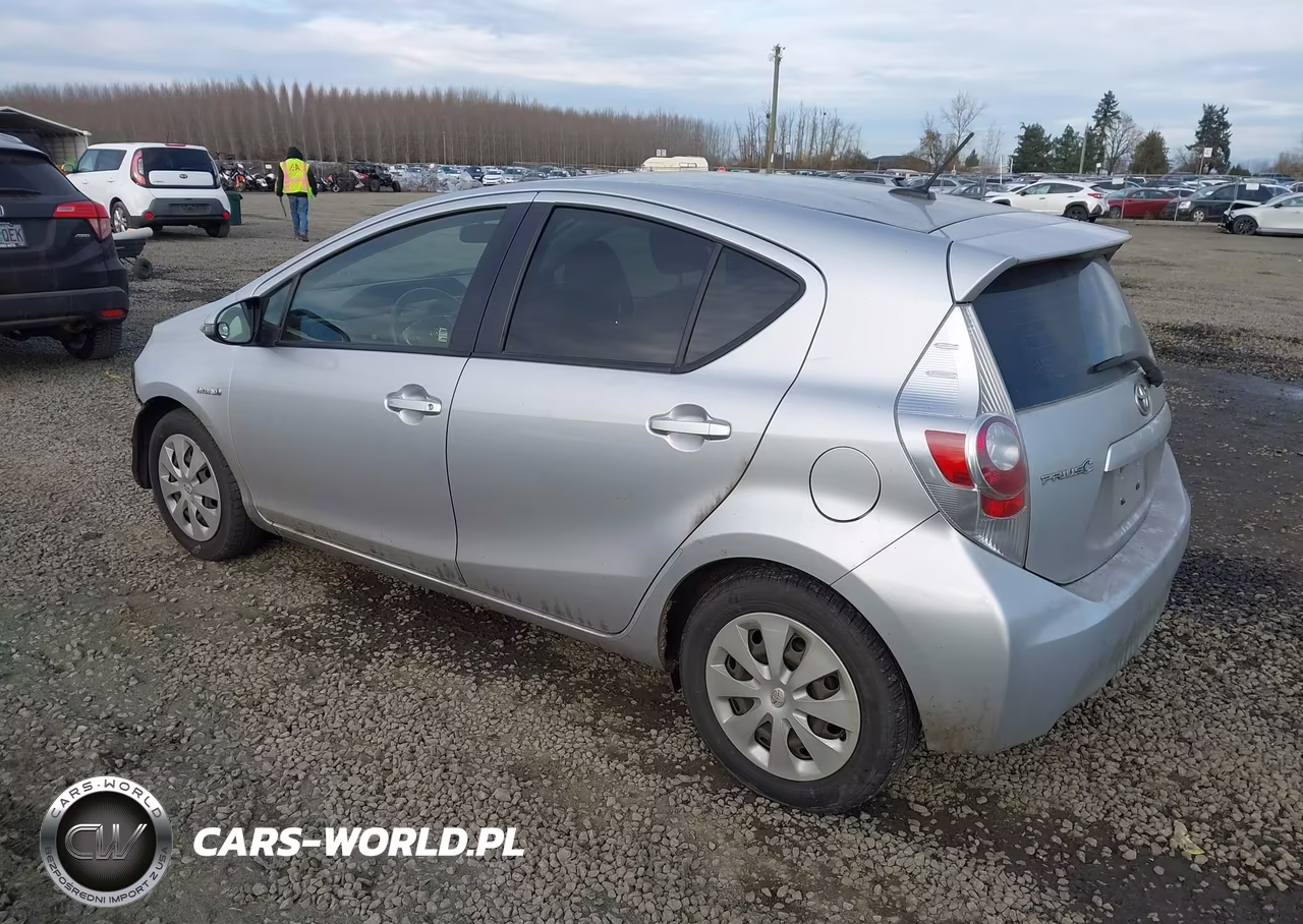 2013 Toyota Prius C Three VIN:JTDKDTB33D1036285 - 3
