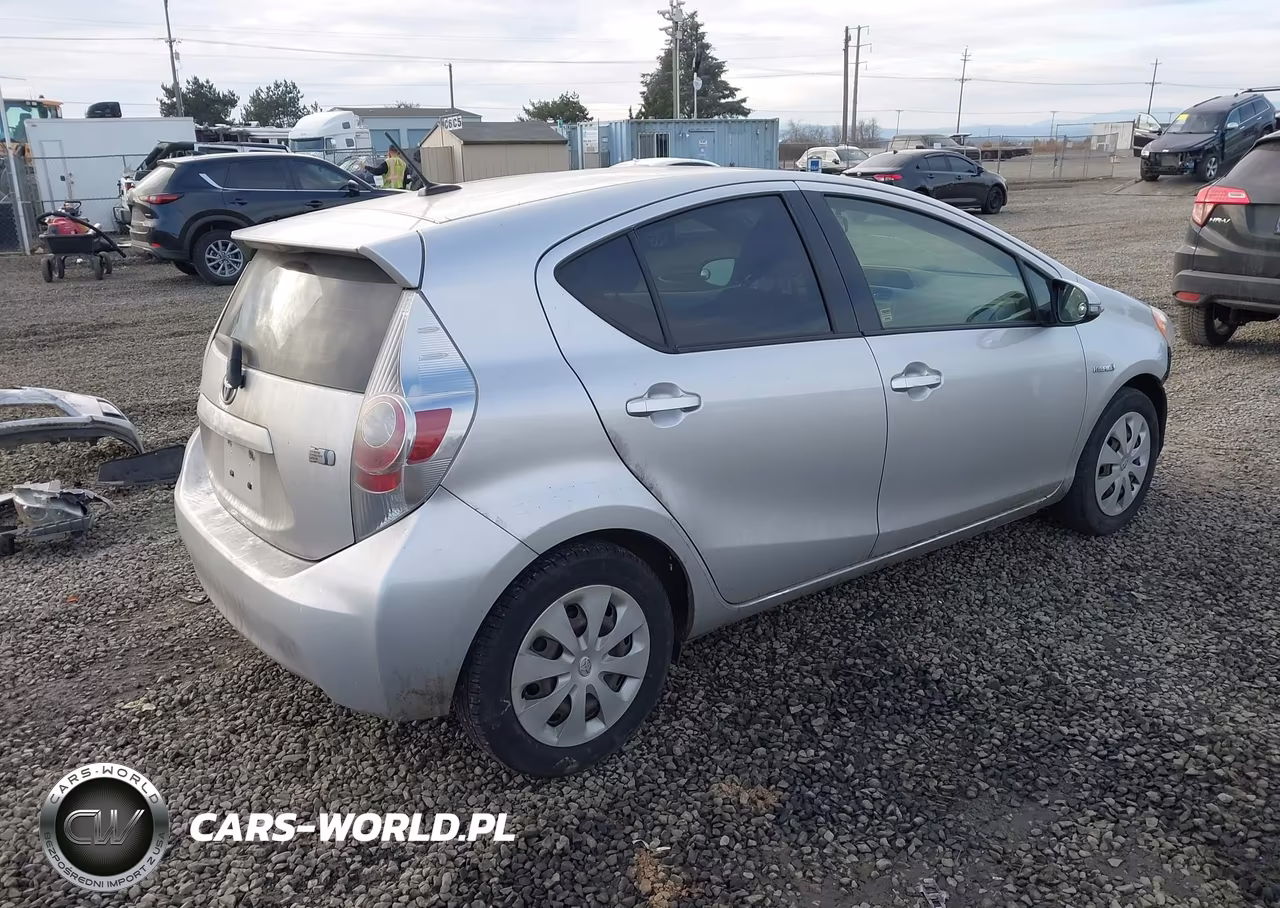 2013 Toyota Prius C Three VIN:JTDKDTB33D1036285 - 4