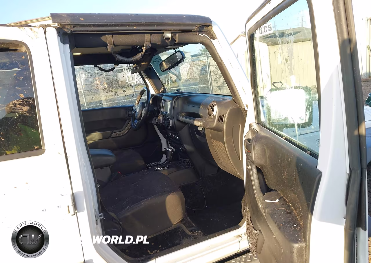 2014 Jeep Wrangler Unlimited Sport VIN:1C4BJWDG7EL281221 - 5