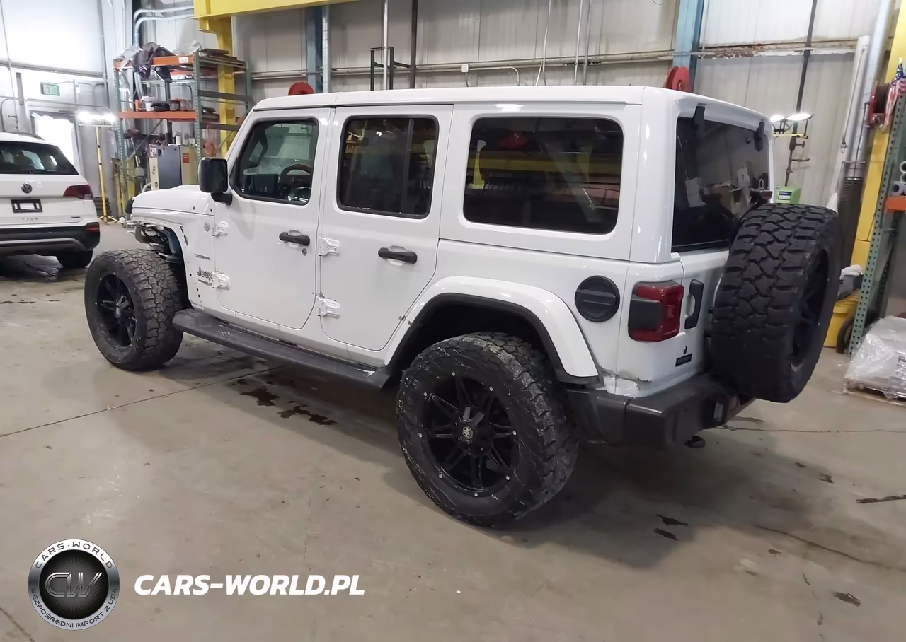 2018 Jeep Wrangler Unlimited Sahara 4X4 VIN:1C4HJXEG8JW245111 - 3