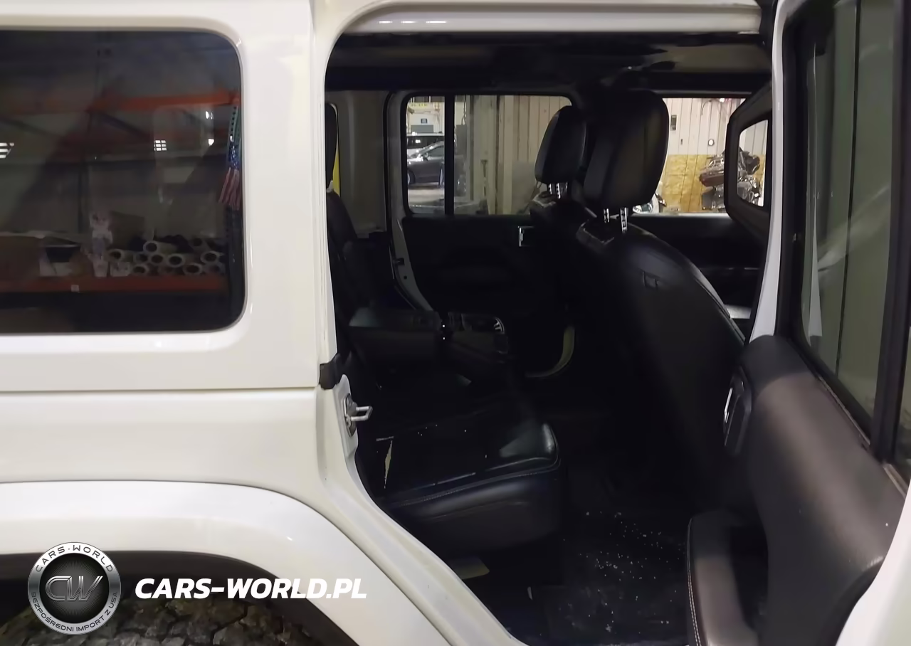 2018 Jeep Wrangler Unlimited Sahara 4X4 VIN:1C4HJXEG8JW245111 - 8