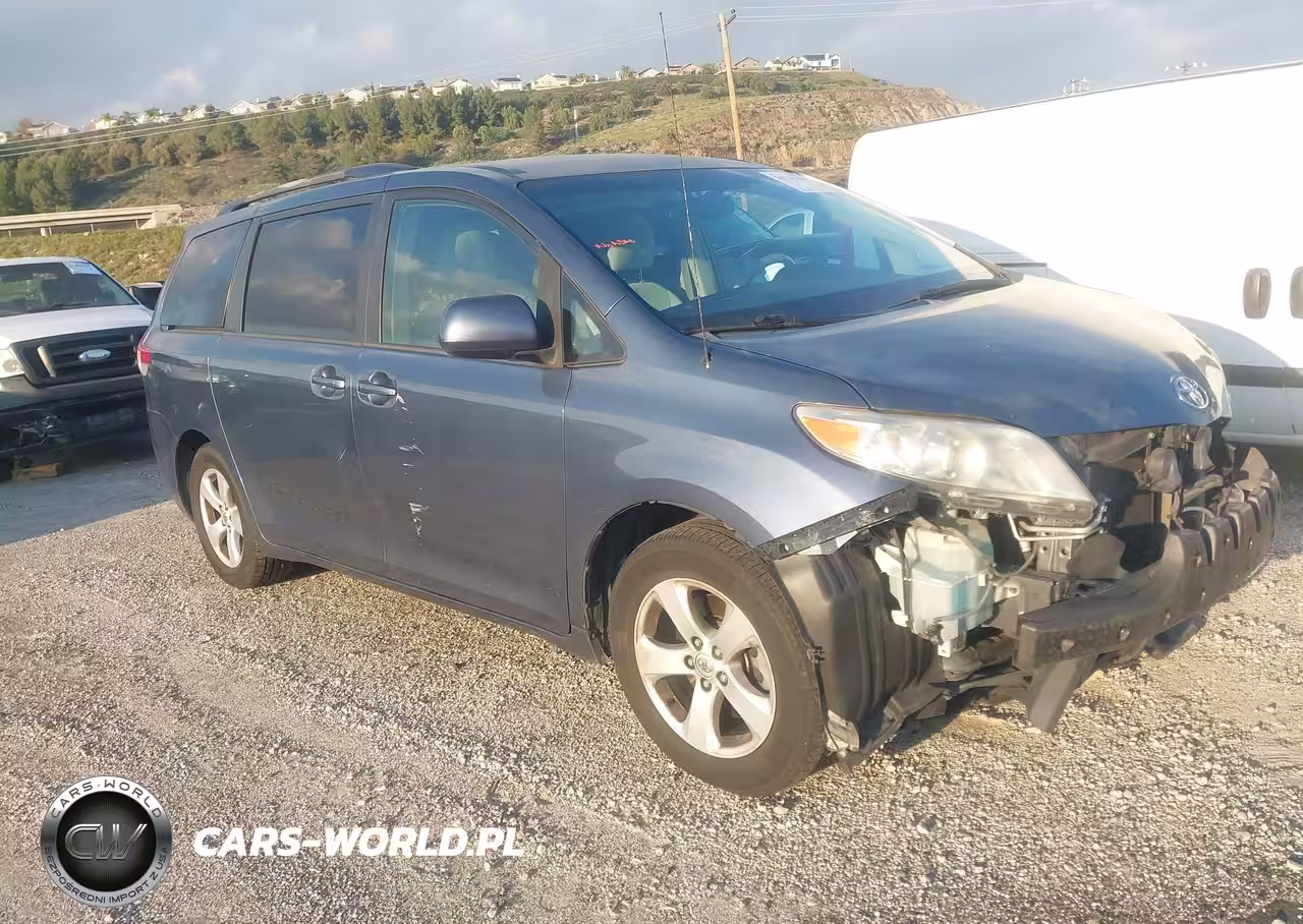 2013 Toyota Sienna Le V6 8 Passenger