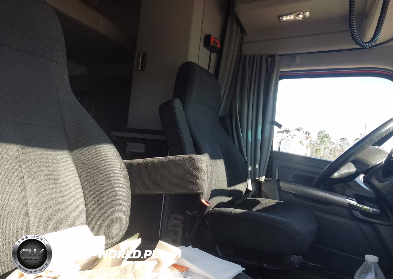 2019 Kenworth T680 VIN:1XKYDP9X4KJ239195 - 7