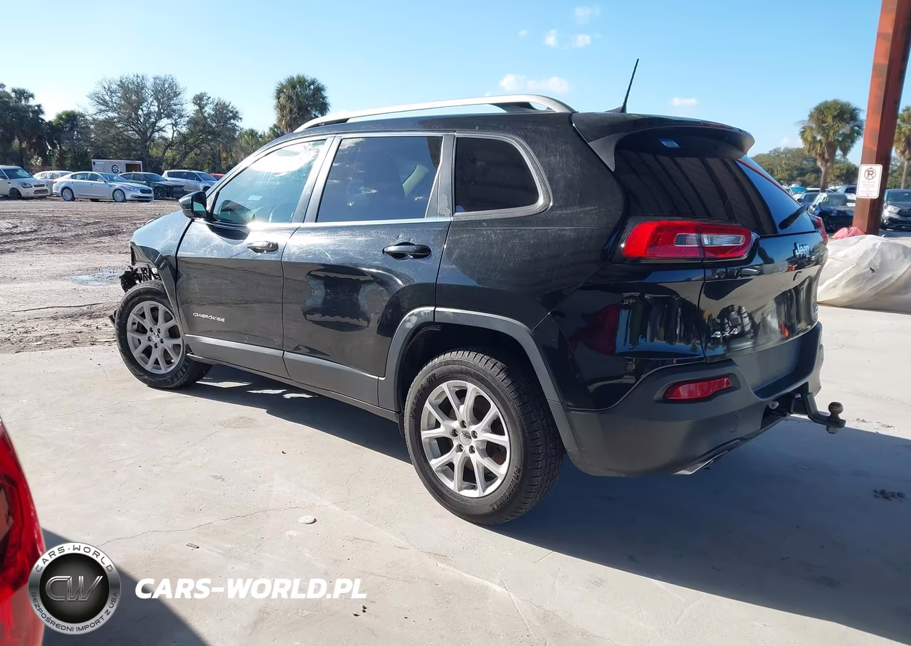 2017 Jeep Cherokee Latitude 4X4 VIN:1C4PJMCS9HW646713 - 3
