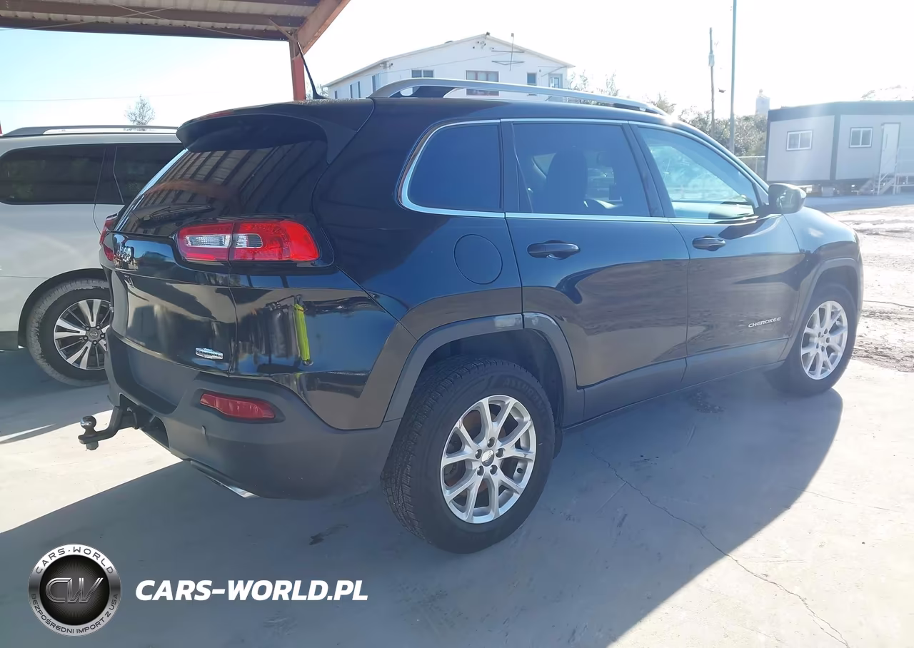 2017 Jeep Cherokee Latitude 4X4 VIN:1C4PJMCS9HW646713 - 4