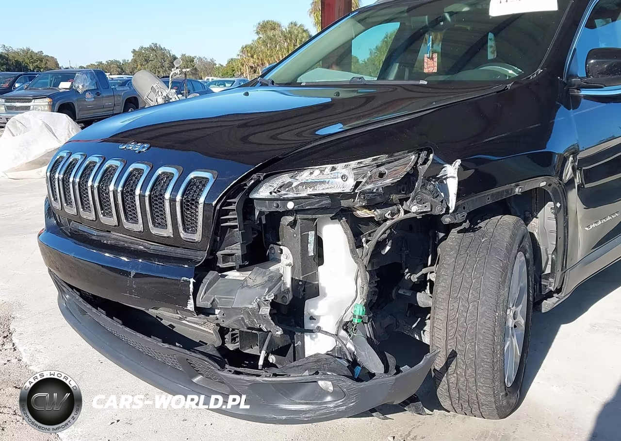 2017 Jeep Cherokee Latitude 4X4 VIN:1C4PJMCS9HW646713 - 6