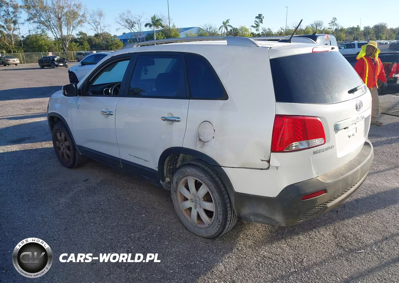 2011 Kia Sorento Lx VIN:5XYKT4A10BG124992 - 3