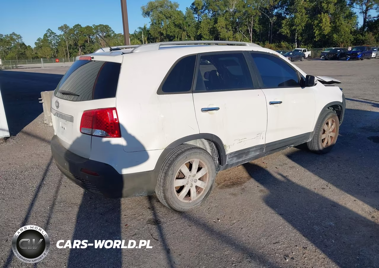 2011 Kia Sorento Lx VIN:5XYKT4A10BG124992 - 4