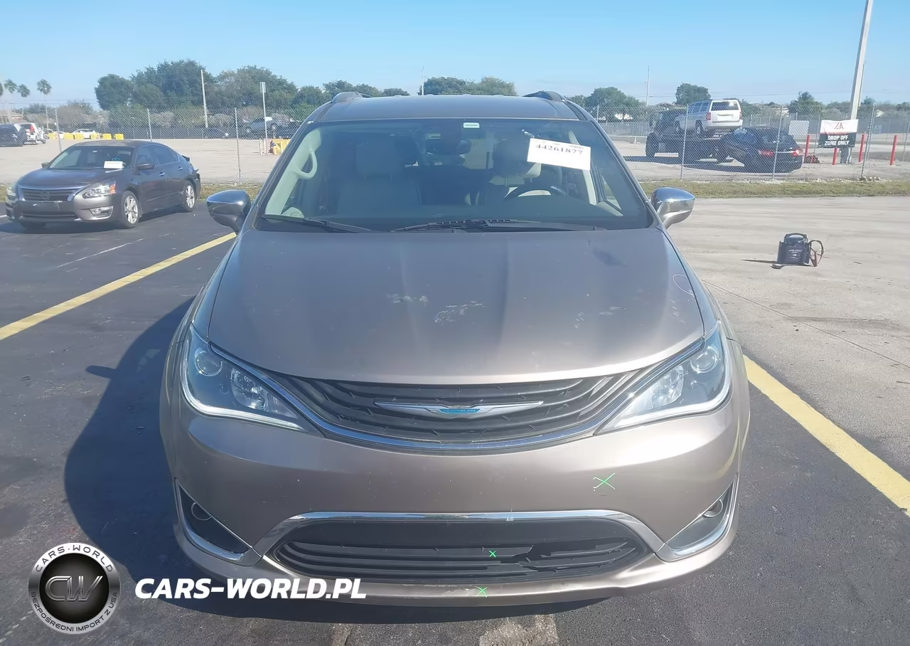 2018 Chrysler Pacifica Hybrid Limited VIN:2C4RC1N72JR236814 - 13
