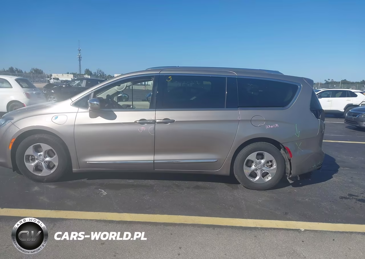 2018 Chrysler Pacifica Hybrid Limited VIN:2C4RC1N72JR236814 - 15