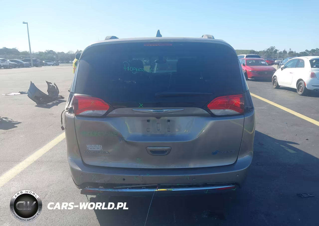 2018 Chrysler Pacifica Hybrid Limited VIN:2C4RC1N72JR236814 - 17