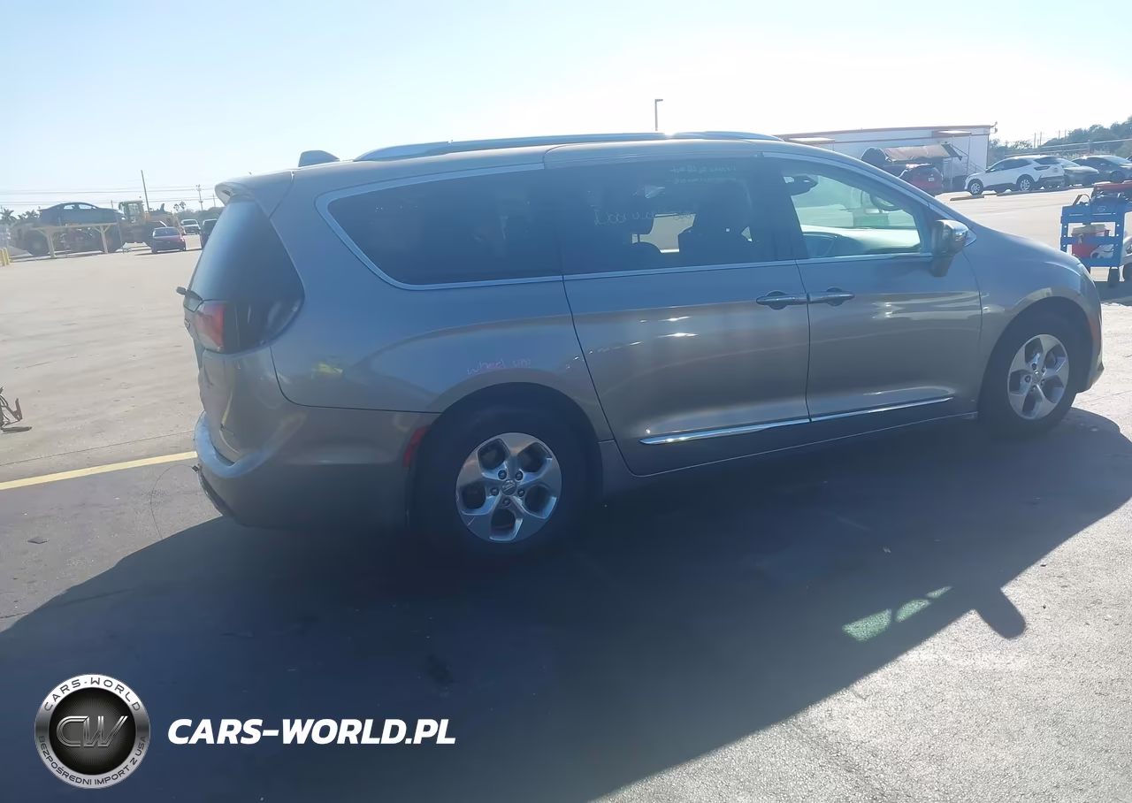 2018 Chrysler Pacifica Hybrid Limited VIN:2C4RC1N72JR236814 - 4