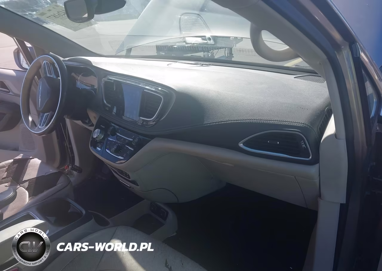 2018 Chrysler Pacifica Hybrid Limited VIN:2C4RC1N72JR236814 - 5