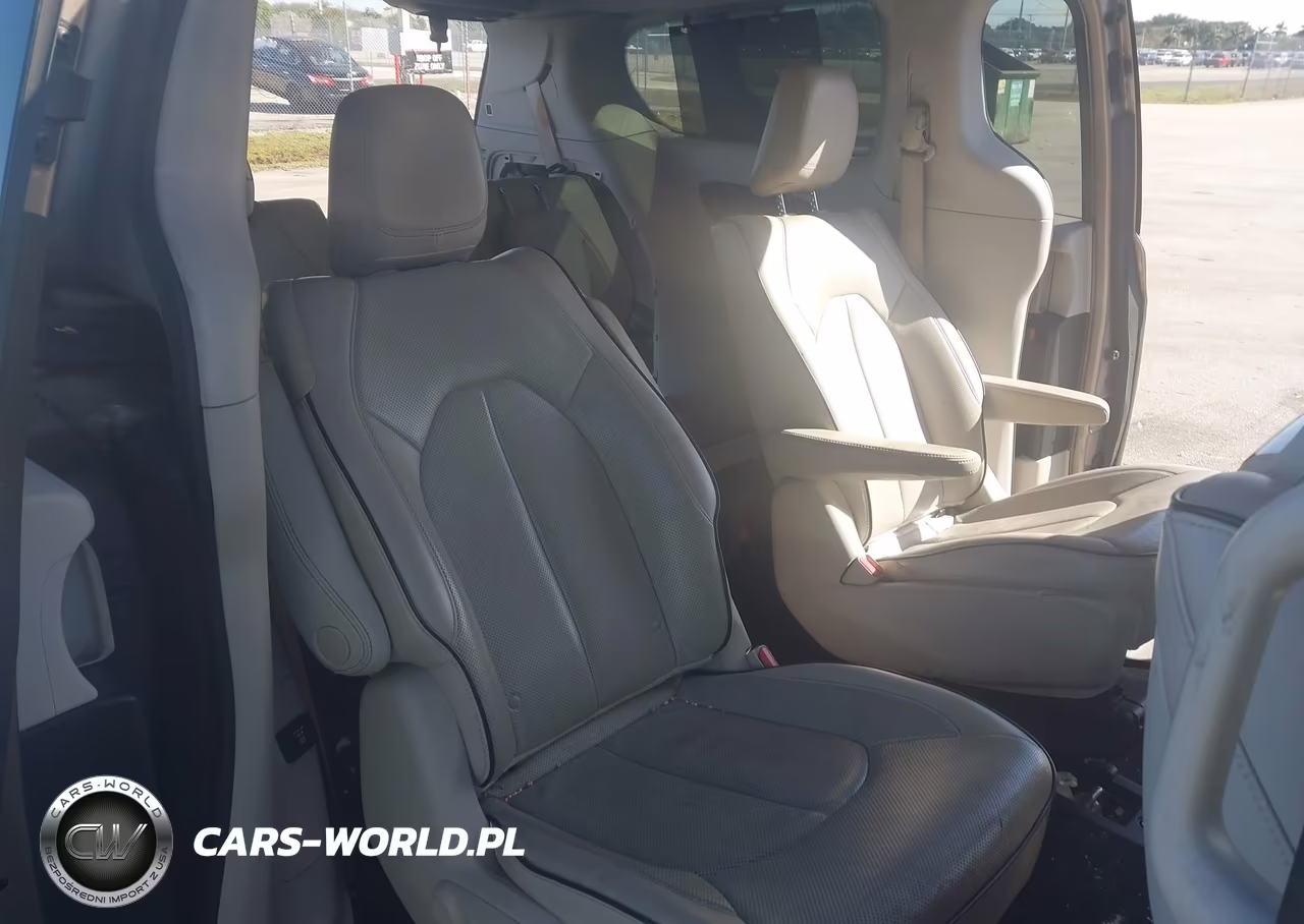 2018 Chrysler Pacifica Hybrid Limited VIN:2C4RC1N72JR236814 - 8