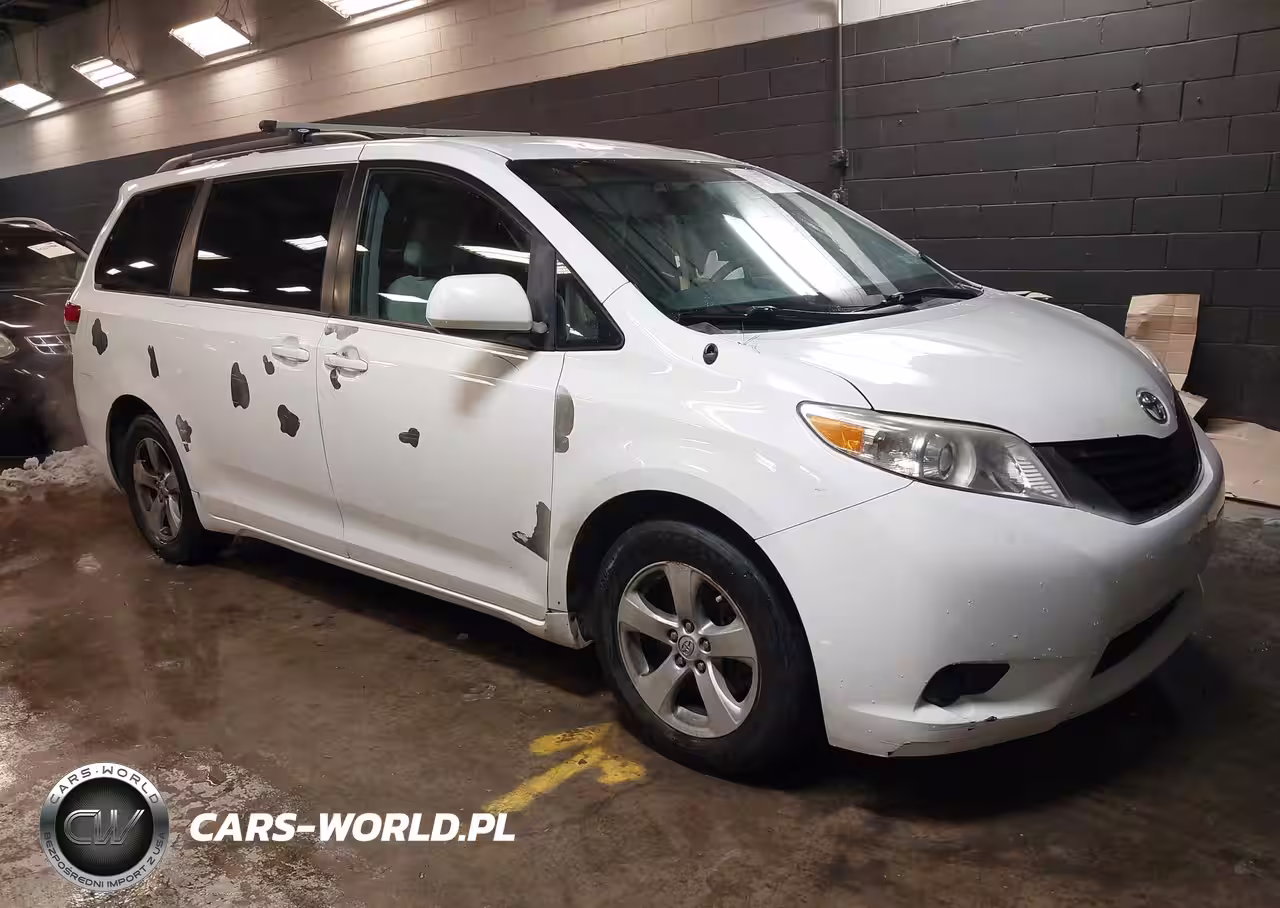 2014 Toyota Sienna Le V6 8 Passenger