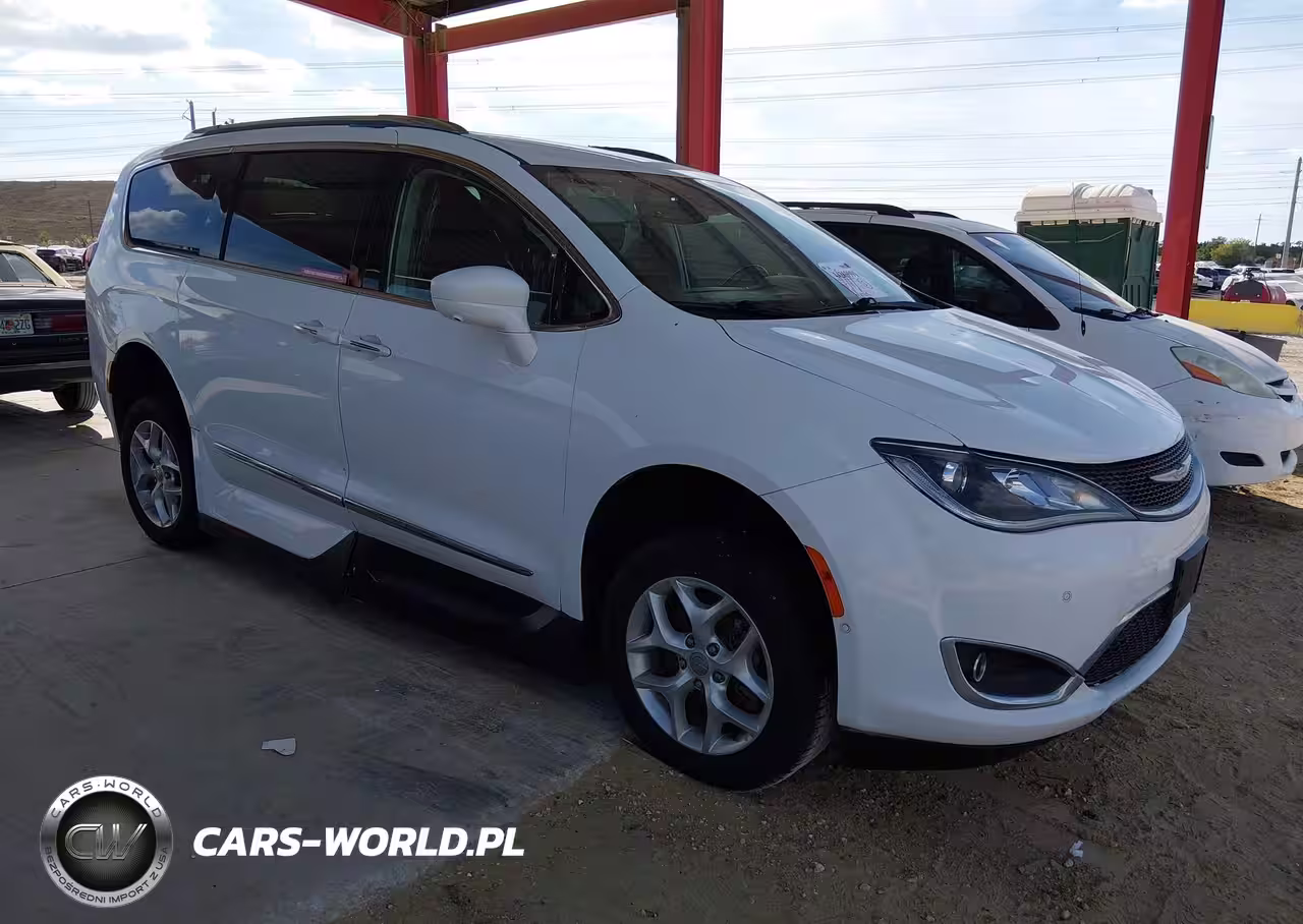 2017 Chrysler Pacifica Touring-L Plus