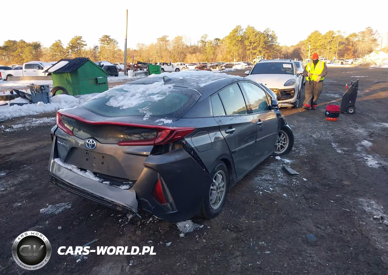 2018 Toyota Prius Prime Premium VIN:JTDKARFP6J3102921 - 4