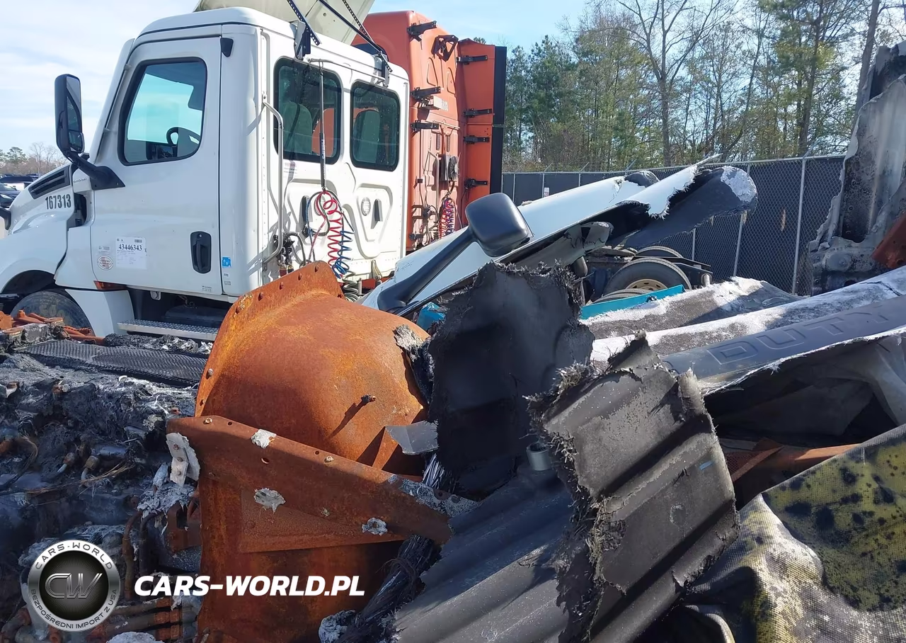 2011 Freightliner Cascadia 125 VIN:1FUJGLDR9BSAV3535 - 5