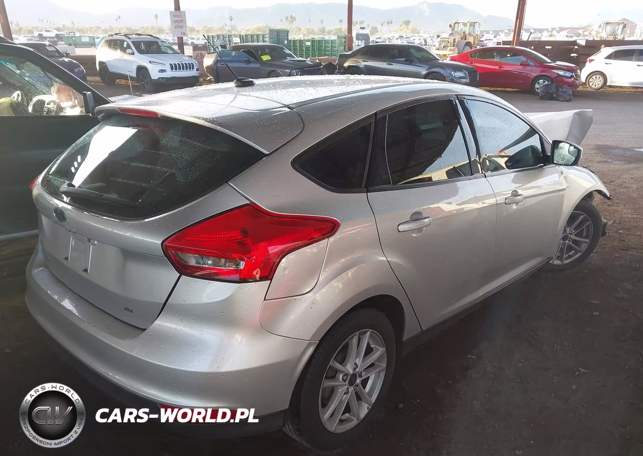 2017 Ford Focus Se VIN:1FADP3K24HL223929 - 4