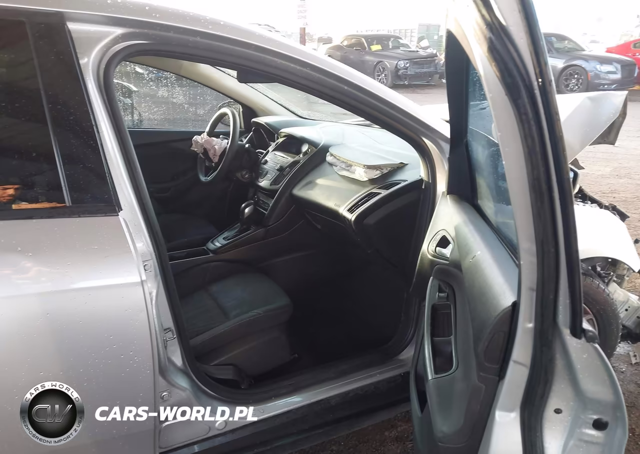 2017 Ford Focus Se VIN:1FADP3K24HL223929 - 5