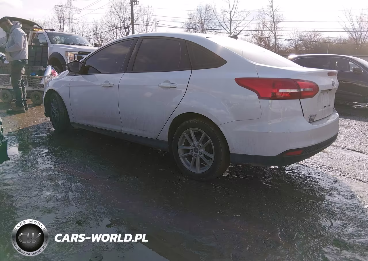 2017 Ford Focus Se VIN:1FADP3F2XHL218888 - 3