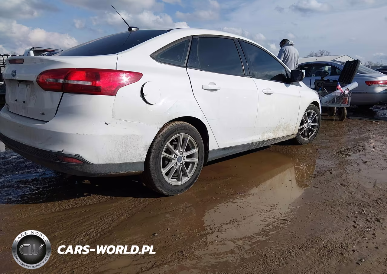 2017 Ford Focus Se VIN:1FADP3F2XHL218888 - 4