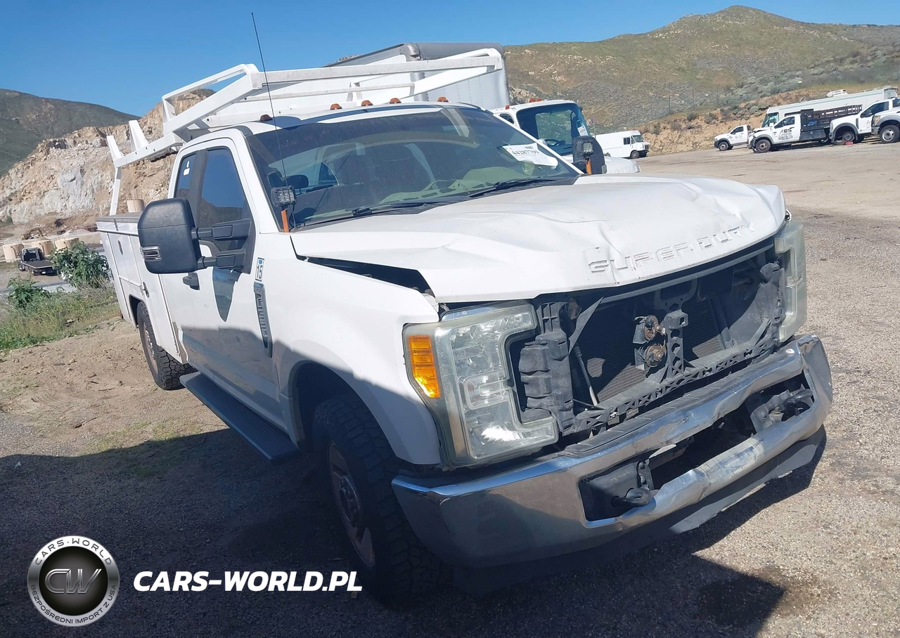 2017 Ford F-350 Chassis Xl