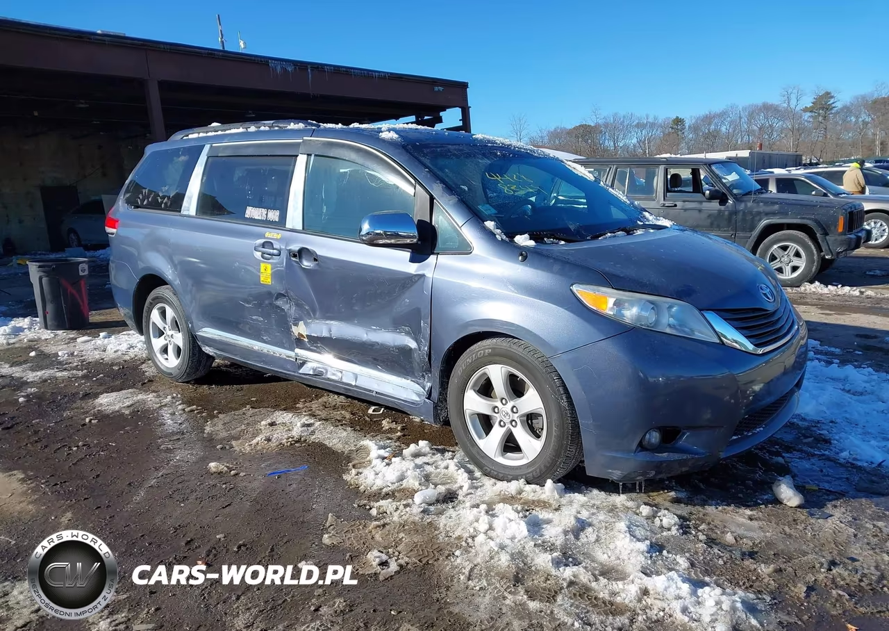 2013 Toyota Sienna Le V6 8 Passenger