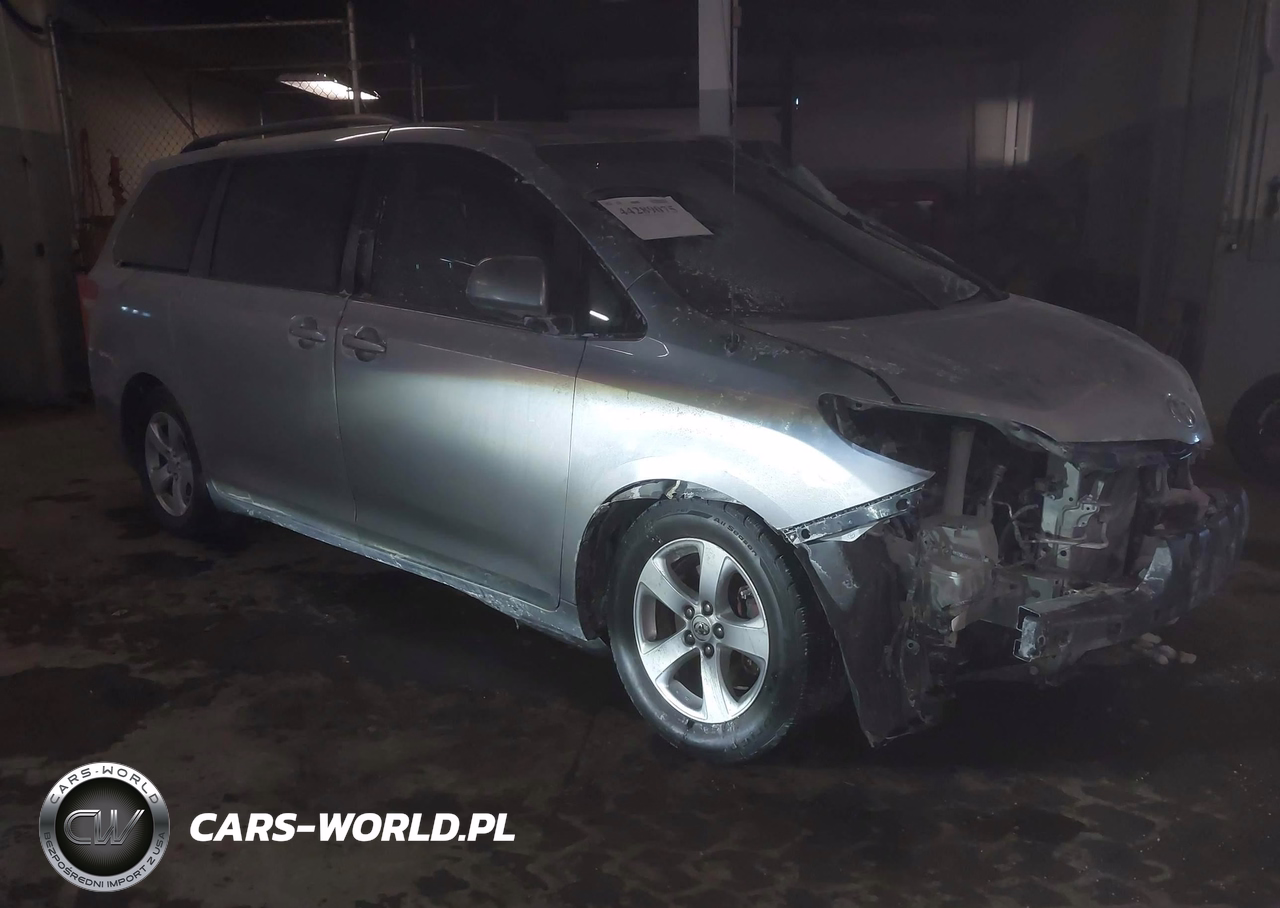 2014 Toyota Sienna Le V6 8 Passenger