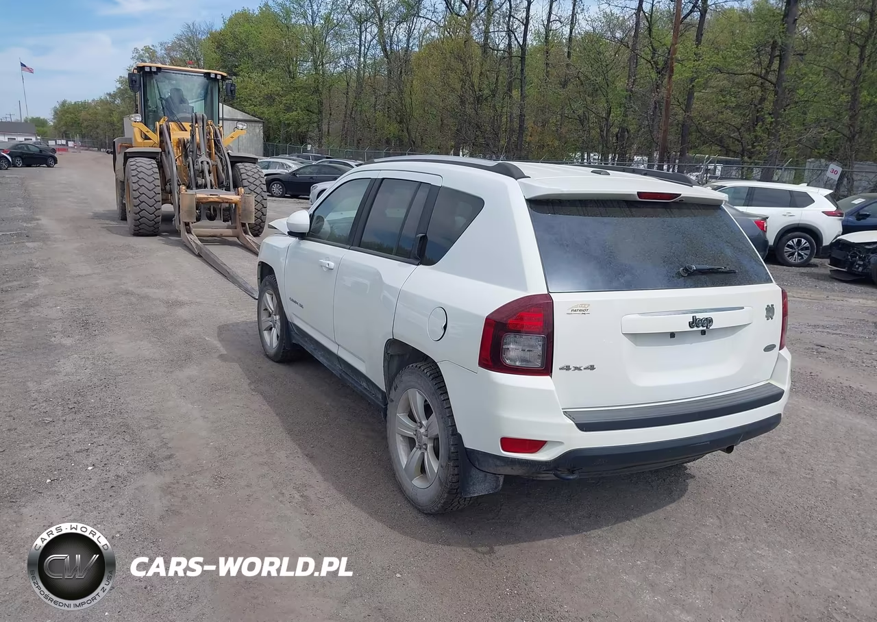 2015 Jeep Compass Latitude VIN:1C4NJDEB9FD183646 - 3